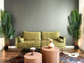Modern Cosmopolitan Home in Hollywood-Free Parking